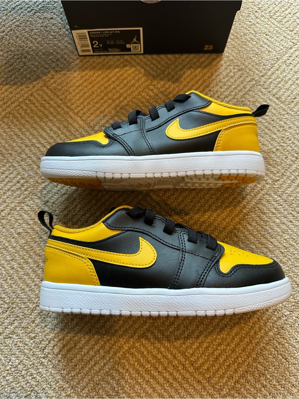 Jordan Kids Low-Top Sneakers in Black and Yellow